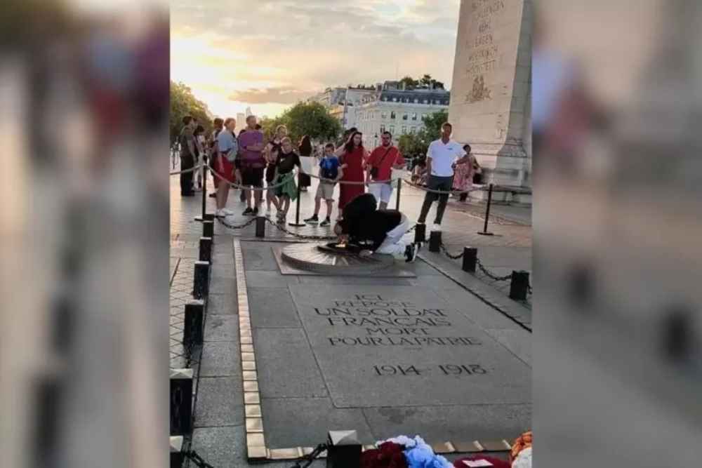 El 4 de agosto de 2025, un hombre fue visto encendiendo un cigarrillo en la Tumba del Soldado Desconocido, ubicada en París, Francia, según un video en TikTok.