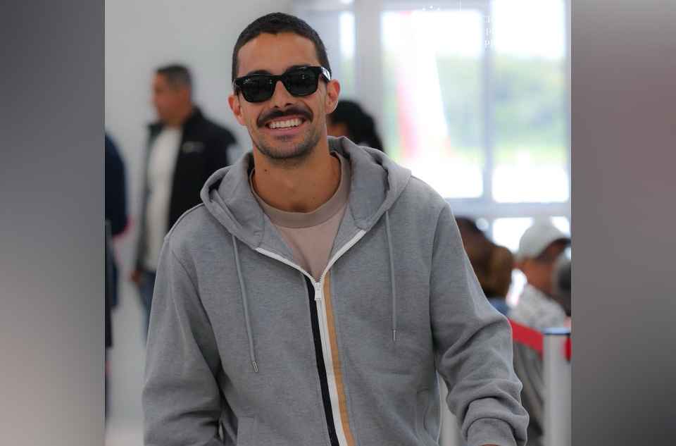 El youtuber Berth Oh a su llegada al Aeropuerto Internacional de El Salvador. Foto: Secretería de Prensa.