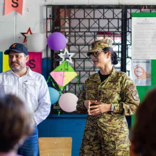 Los estudiantes serán supervisados al ingresar a la escuela para garantizar que su presentación sea la correcta, ordenó la ministra de Educación. Foto: Ministerio de Educación.