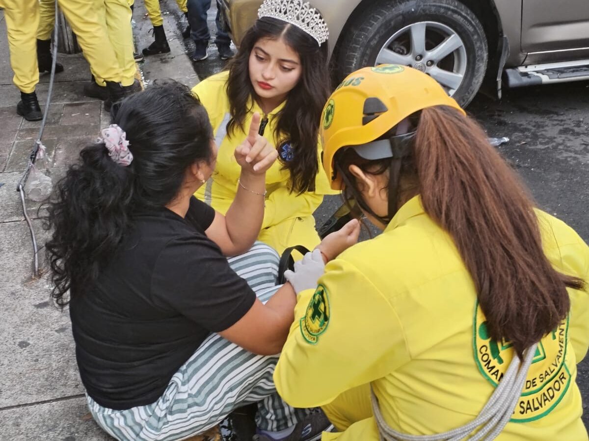 Foto épica: Reina atiende choque con elegancia total. Guarda y comparte si el servicio te motiva. ¿Qué harías tú? Desliza para detalles.