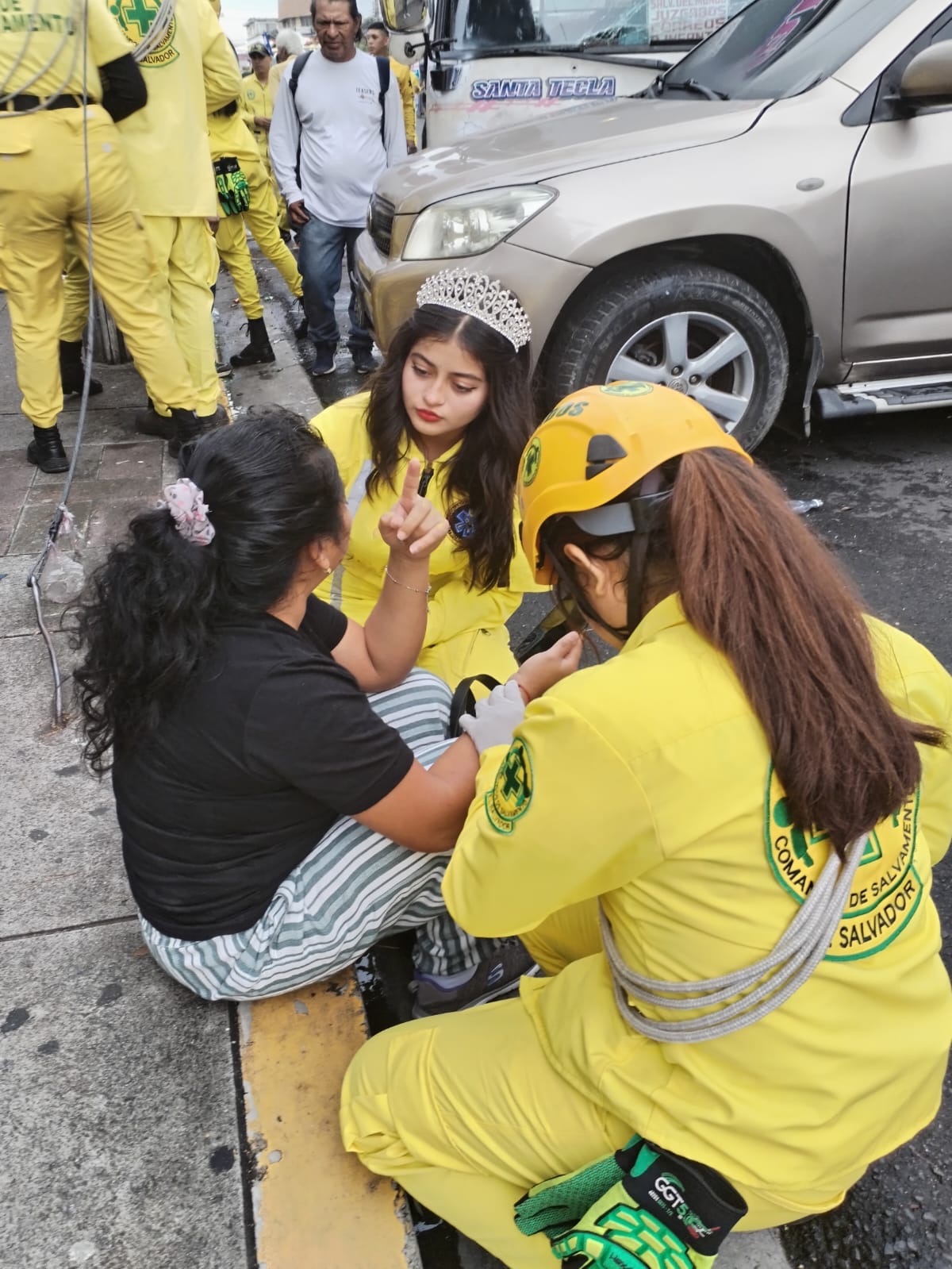 Foto épica: Reina atiende choque con elegancia total. Guarda y comparte si el servicio te motiva. ¿Qué harías tú? Desliza para detalles.