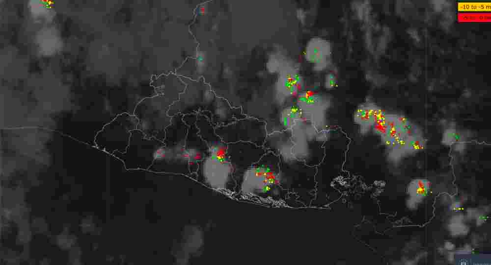 Tormentas intensas en El Salvador: ¡Lluvias intensas en volcanes! MARN