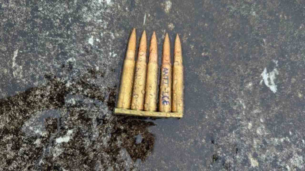 La cuenta del director del FBI, Kash Patel, en X, informó sobre un ataque a una instalación de ICE en Dallas, Texas. Foto: Cortesía.