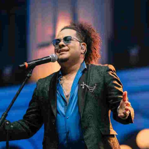 Imagen del vocalista Jimmy Orellana en pleno escenario con la Orquesta Hermanos Flores, luciendo su sonrisa característica. Hoy, el foco está en su recuperación, ¡fuerza Jimmy! Foto: Los Hermanos Flores