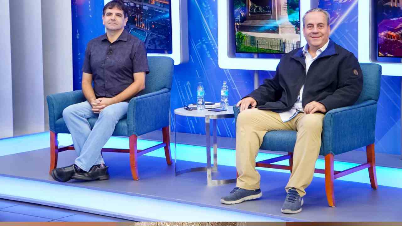 Valencia apuesta por desenterrar el pasado oscuro de la familia Auerbach, mientras Romeo responde con pullas a la vida privada del periodista. Foto: Cortesía.