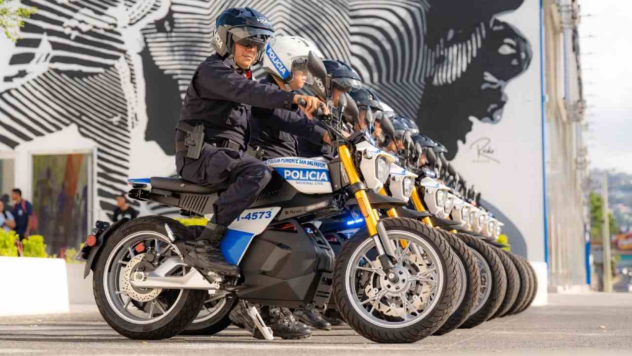 Estas motos, diseñadas para patrullajes urbanos y rurales, están equipadas con tecnología que maximiza la agilidad y reduce los costos operativos. Foto: Cortesía.