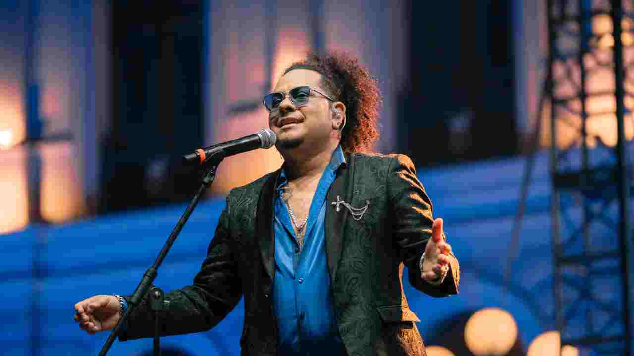Imagen del vocalista Jimmy Orellana en pleno escenario con la Orquesta Hermanos Flores, luciendo su sonrisa característica. Hoy, el foco está en su recuperación, ¡fuerza Jimmy! Foto: Los Hermanos Flores