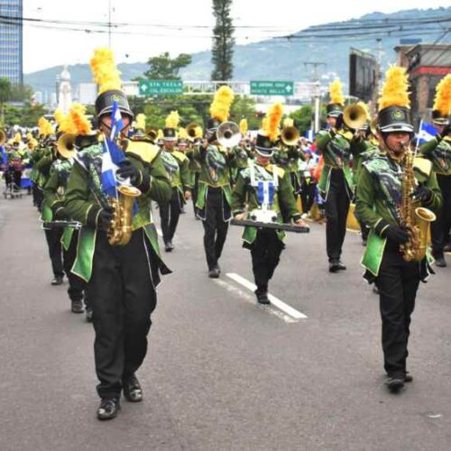 Miles de salvadoreños se congregaron en las calles de la capital para celebrar el desfile de Independencia. Foto: Fralex.