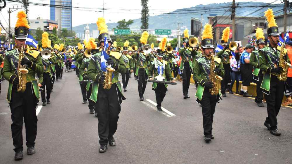 Miles de salvadoreños se congregaron en las calles de la capital para celebrar el desfile de Independencia. Foto: Fralex.