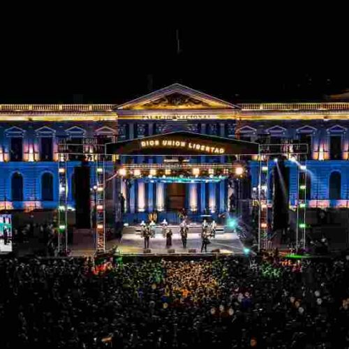 Hermanos Flores. Este debut no solo resalta el legado de la orquesta, sino que proyecta la identidad salvadoreña a millones de espectadores, fusionando tradición tropical con la vanguardia festivalera de Coachella. Foto: Centro Histórico