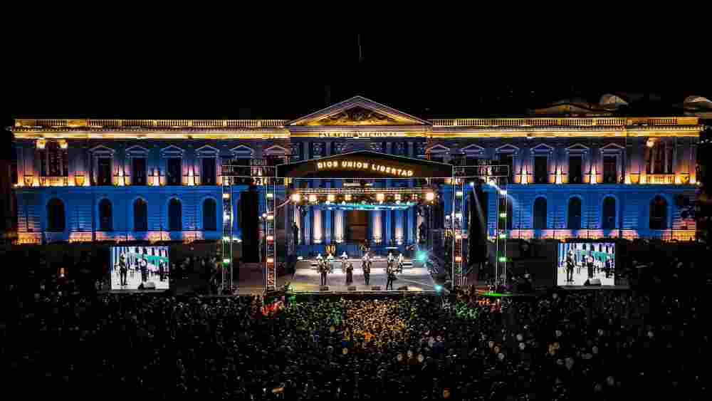 Hermanos Flores. Este debut no solo resalta el legado de la orquesta, sino que proyecta la identidad salvadoreña a millones de espectadores, fusionando tradición tropical con la vanguardia festivalera de Coachella. Foto: Centro Histórico