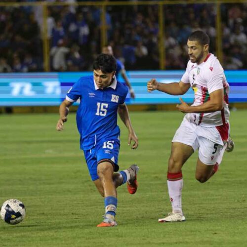CAE ANTE SURINAM. El Salvador, a pesar de tener 3 puntos acumulados por su triunfo inicial ante Guatemala, cae al 3er lugar del grupo. Foto: @LaSelecta_SLV