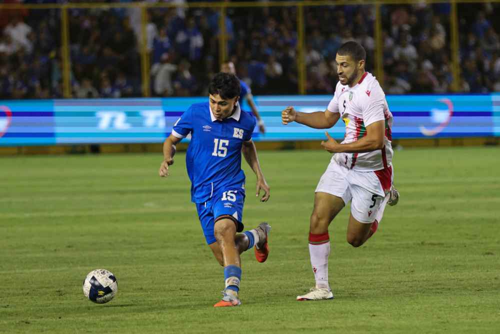 CAE ANTE SURINAM. El Salvador, a pesar de tener 3 puntos acumulados por su triunfo inicial ante Guatemala, cae al 3er lugar del grupo. Foto: @LaSelecta_SLV