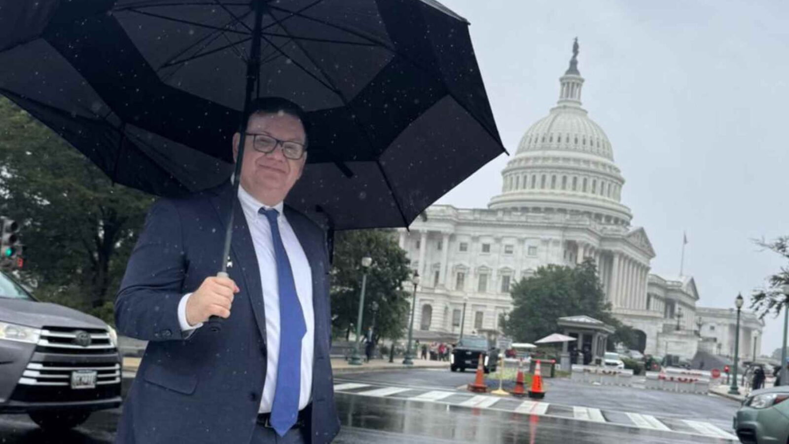 Christian Guevara rompe silencio: Tras 3 años sin visa, posa frente al Capitolio con mensaje: "El tiempo nos dio la razón". Foto: X