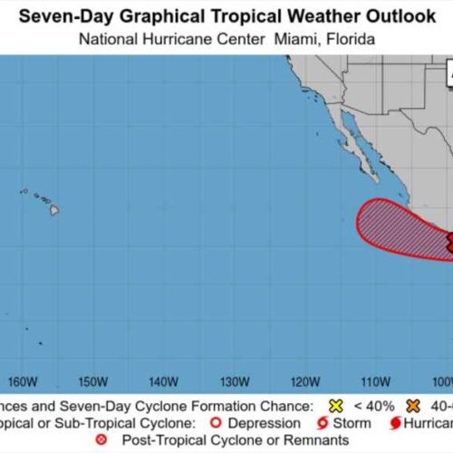 Mapa de sistemas tropicales en vigilancia. Onda en Atlántico y zona roja en Pacífico: 90% chance de ciclón, pero sin riesgo para El Salvador. (Foto: MARN)