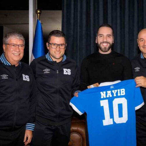 Nayib Bukele promete "dar todo" a Bolillo Gómez para clasificar a El Salvador al Mundial 2026 tras vencer a Guatemala. Un proyecto país que ilusiona. Foto: Bukele y Gómez en la Casa Presidencial, marzo 2025.