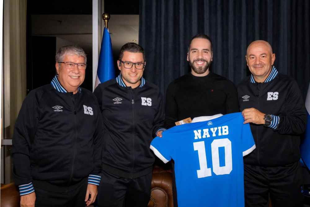 Nayib Bukele promete "dar todo" a Bolillo Gómez para clasificar a El Salvador al Mundial 2026 tras vencer a Guatemala. Un proyecto país que ilusiona. Foto: Bukele y Gómez en la Casa Presidencial, marzo 2025.