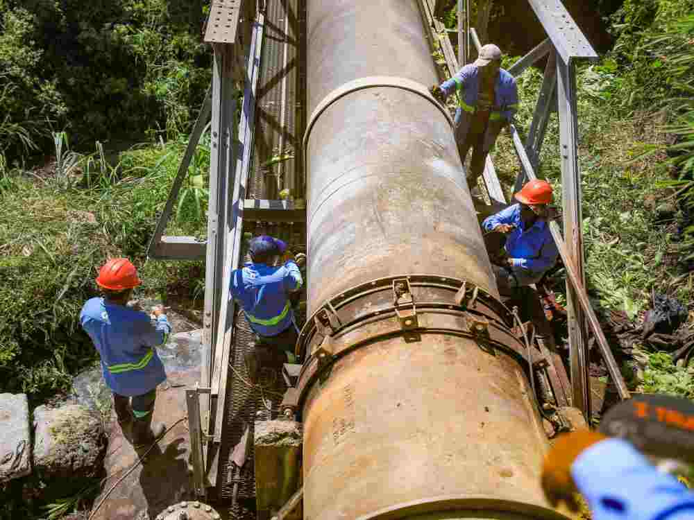Trabajadores de ANDA reparan tubería dañada de 48 pulgadas que afecta el suministro de agua en zonas de San Salvador y La Libertad este 16 de septiembre. Cisternas apoyan durante la emergencia. Foto: ANDA