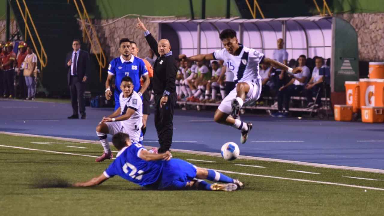El tema más recurrente del Bolillo en la conferencia de prensa fue la condición física del equipo. A pesar de la victoria, el entrenador no ocultó su inquietud por el desgaste. Foto: Archivo.