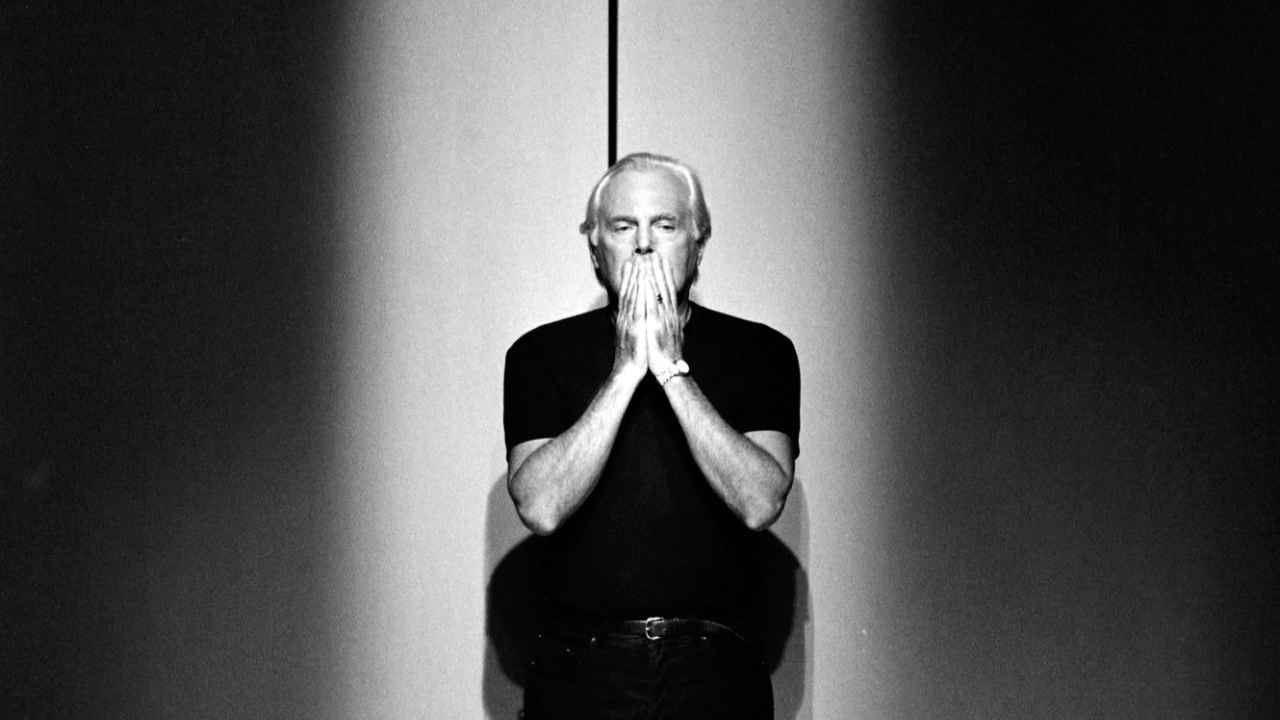 La noticia, anunciada con profundo dolor por el Grupo Armani, revela que el creador murió en paz, rodeado de sus seres queridos. Foto: X