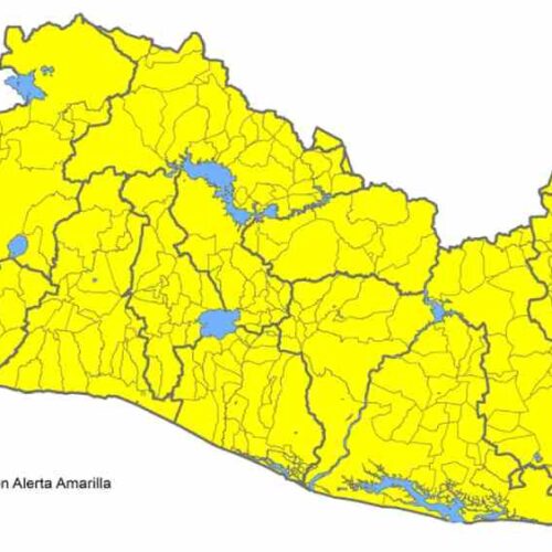 Equipos de Protección Civil monitorean ríos y zonas vulnerables en El Salvador tras declararse alerta amarilla por lluvias intensas. Riesgo alto en costa, volcanes y cuenca del Lempa.