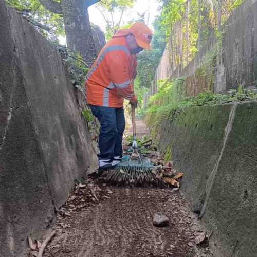 Brigadas del MOP y Fovial trabajan en carreteras de El Salvador tras lluvias intensas. El país enfrenta desafíos en infraestructura y seguridad vial durante la temporada de precipitaciones. Foto. MOPT
