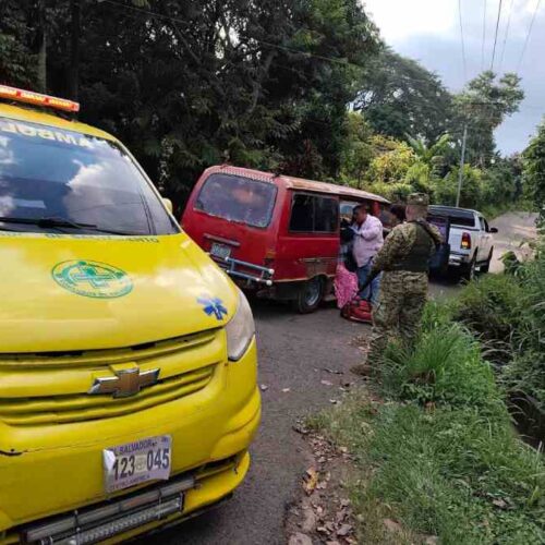 A las 4:30 p.m., en la colonia Santa Lucía (frente a Santa Gertrudis), una mujer de 32 años resultó herida en un accidente de moto. Foto: Comandos de Salvamento.