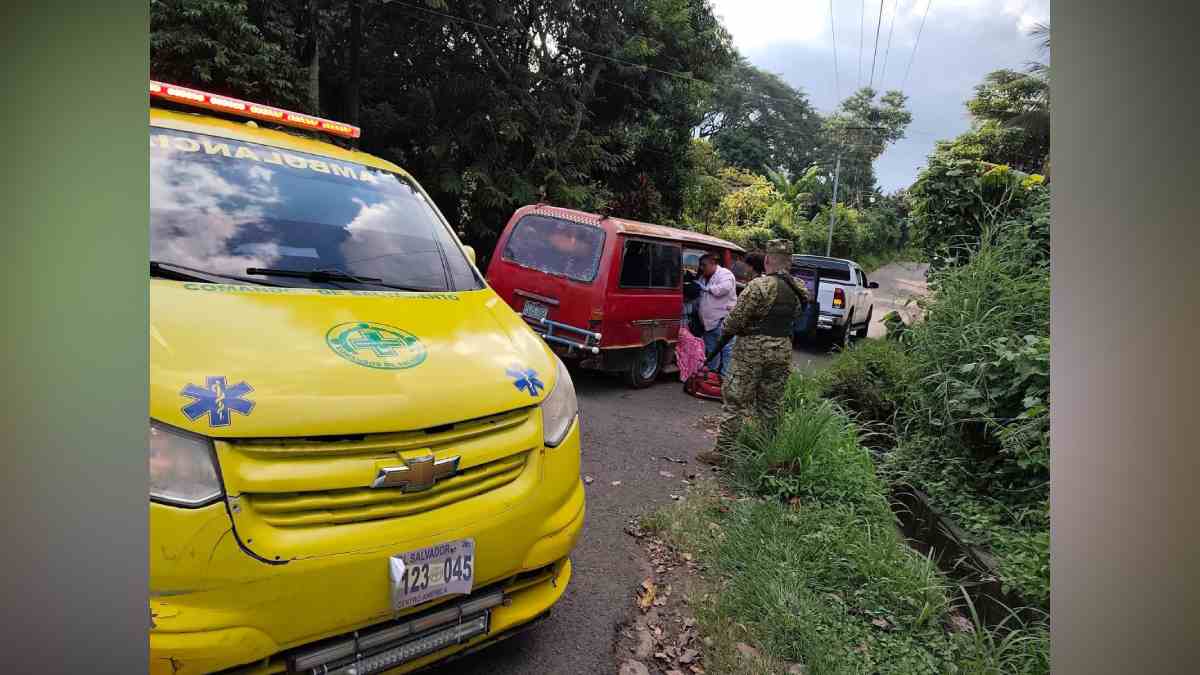 A las 4:30 p.m., en la colonia Santa Lucía (frente a Santa Gertrudis), una mujer de 32 años resultó herida en un accidente de moto. Foto: Comandos de Salvamento.