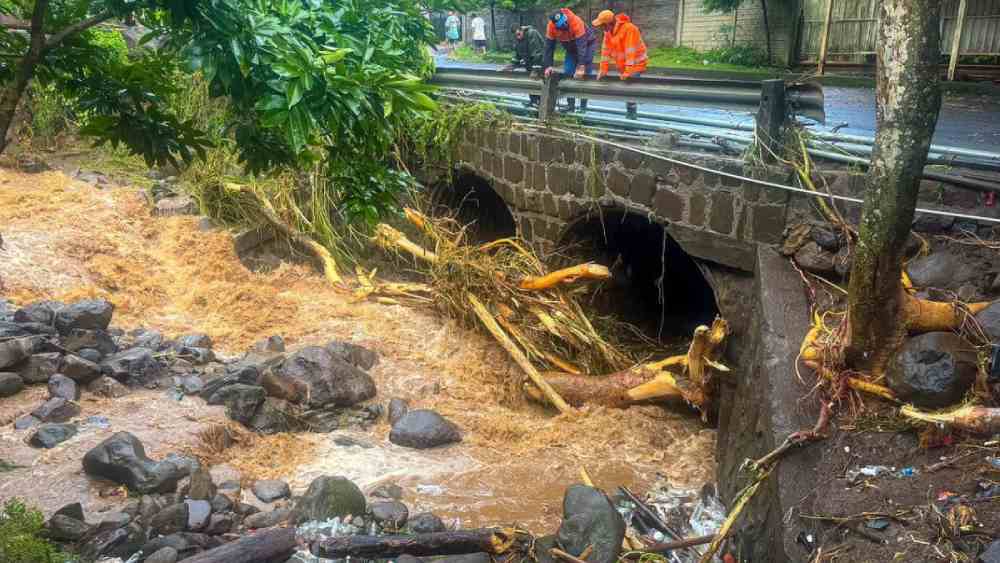 Imagen de equipos de Obras Públicas limpiando el cauce del Río Zapua en Jujutla para prevenir mayores inundaciones. Autoridades en acción ante el desborde. Foto: Cortesía.