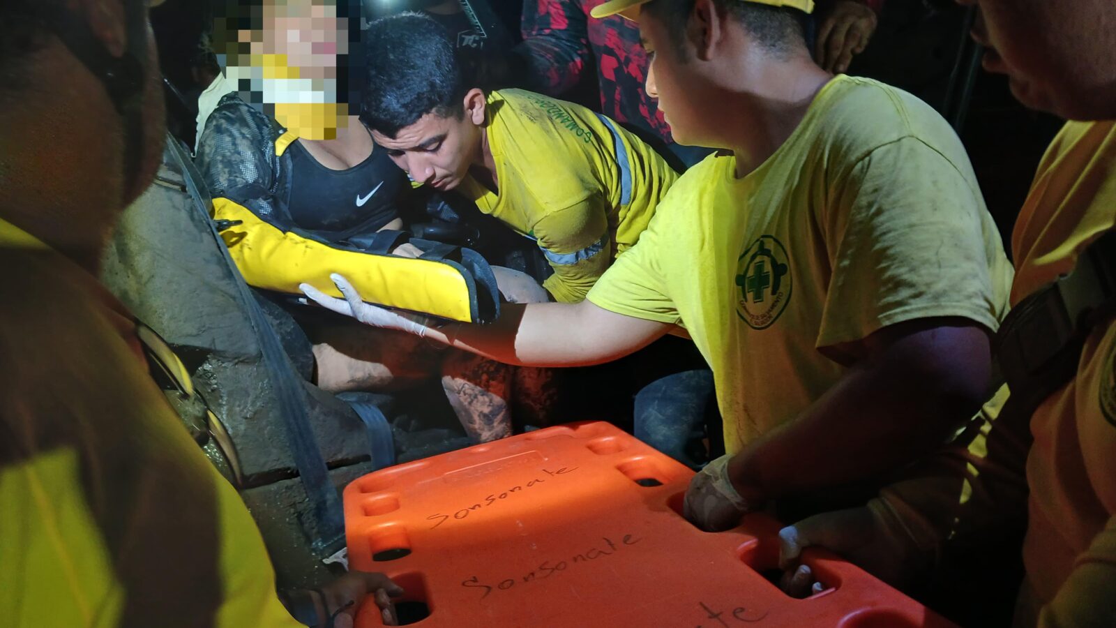 Un grave accidente en El Sunzita, Acajutla, deja dos personas lesionadas con fracturas y trauma. Comandos de Salvamento atendió la emergencia. Foto: Cortesía