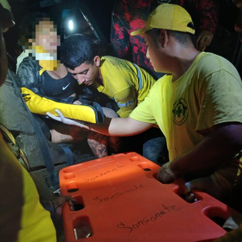 Un grave accidente en El Sunzita, Acajutla, deja dos personas lesionadas con fracturas y trauma. Comandos de Salvamento atendió la emergencia. Foto: Cortesía