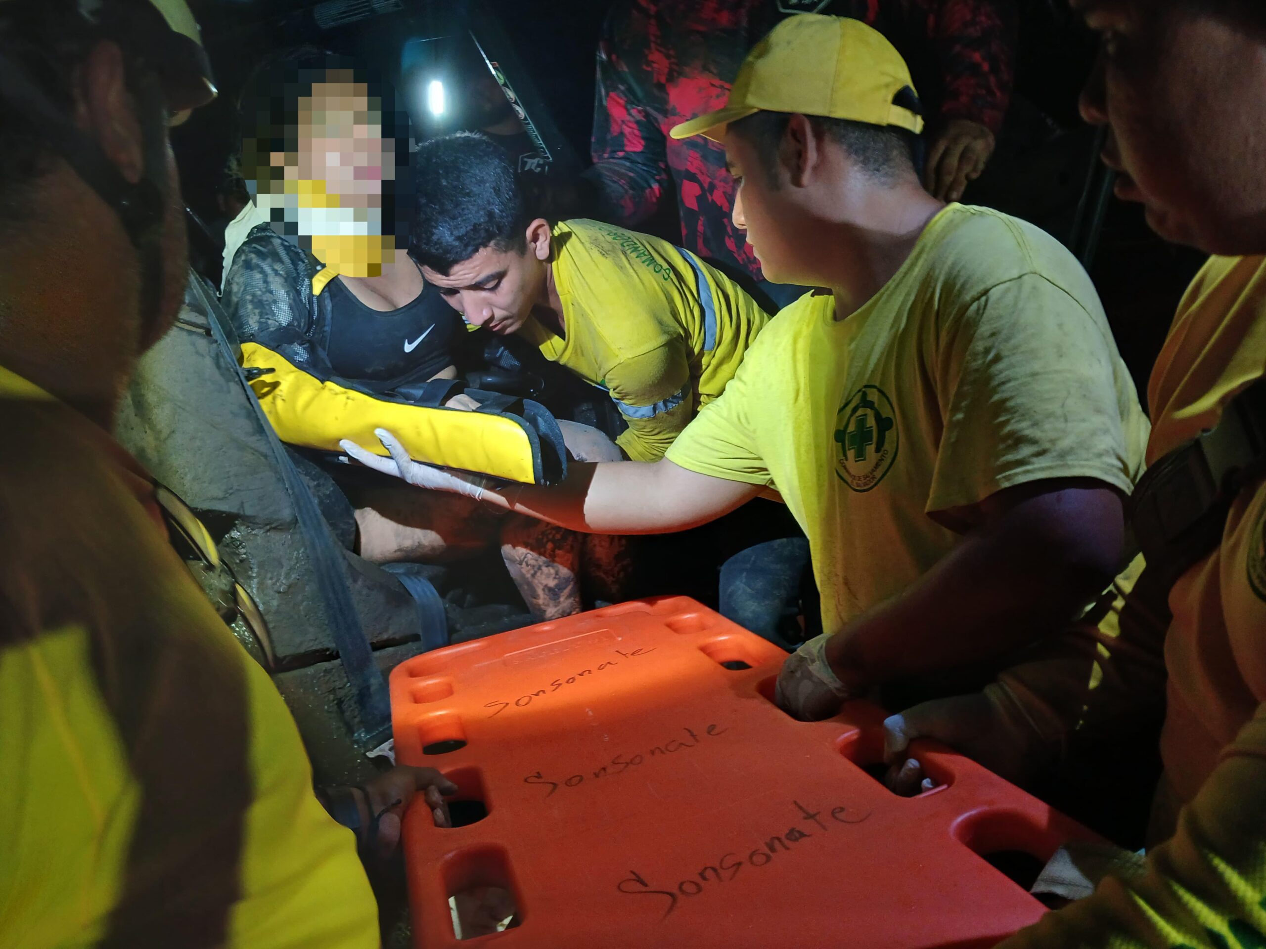 Un grave accidente en El Sunzita, Acajutla, deja dos personas lesionadas con fracturas y trauma. Comandos de Salvamento atendió la emergencia. Foto: Cortesía