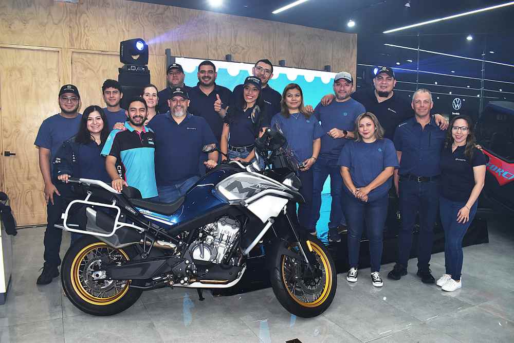 Juan Pablo Gálvez (segundo de derecha a izquierda), gerente general de CFMOTO, destactó que el programa CFLOTO es una iniciativa que reconoce la fidelidad de los clientes con motos de alta gama y beneficios exclusivos. Foto: @jjlopezt