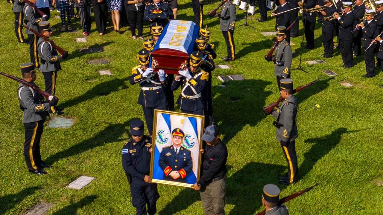 Homenaje a Mauricio Arriaza Chicas, director de la PNC, y las víctimas del accidente aéreo en Pasaquina, que marcó un antes y un después en El Salvador. Foto: Archivo.