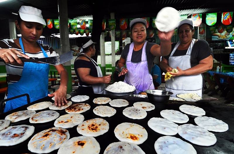 PUPUSAS. Doña Zoila, un pupusera de Olocuilta, ha sabido deleitar el gusto por este platillo desde 1979 tanto para salvadoreños como extranjeros. Foto: franciscocampos.net