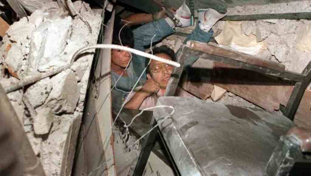 Hoy se cumplen 39 años del terremoto que devastó San Salvador el 10 de octubre de 1986. El fotoperiodista Francisco Campos se encontraba en la Colonia Médica: "Eran las 11:50 de la mañana...". Su lente se convirtió en testigo del desastre que marcó a toda una generación de salvadoreños.