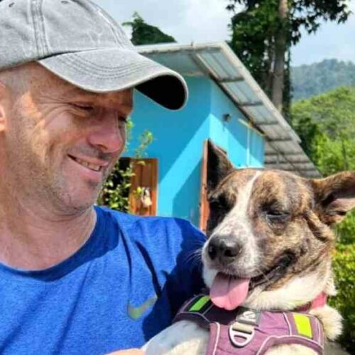 Niall Harbison, fundador de la organización internacional Happy Doggo, ofreció su experiencia en el manejo de poblaciones de perros callejeros y propuso una colaboración público-privada este 9 de octubre, mostrando su disposición para abordar la problemática. Foto: Cortesía