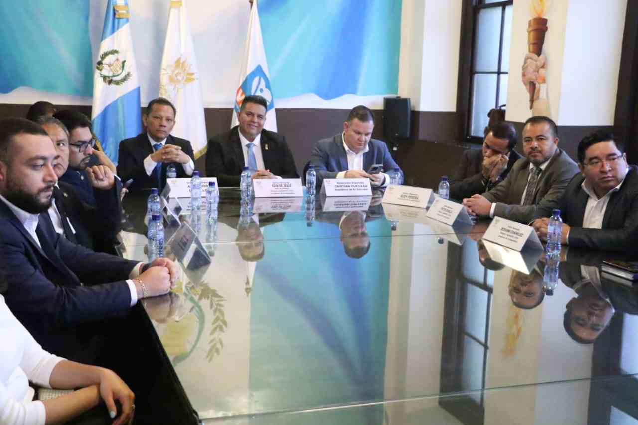 Christian Guevara, diputado de Nuevas Ideas, insta a Guatemala a priorizar la seguridad sobre intereses partidistas. "La gente no perdona inacción". Foto: Congreso de Guatemala.