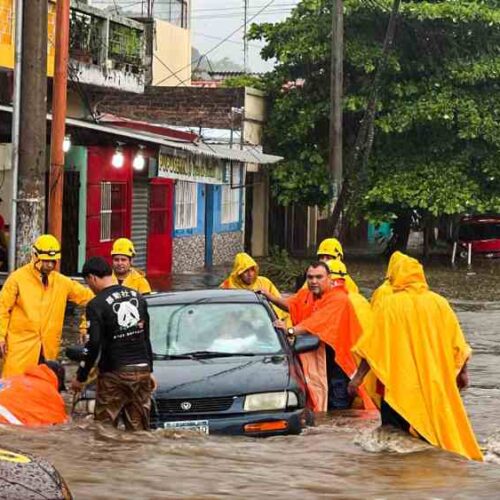 Calles de Santa Ana convertidas en ríos por inundaciones del 9 de octubre. Vehículos arrastrados y comercio afectado tras tormentas intensas. Foto: Procivil