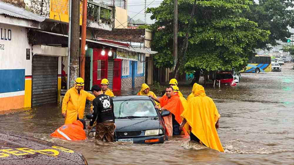 Calles de Santa Ana convertidas en ríos por inundaciones del 9 de octubre. Vehículos arrastrados y comercio afectado tras tormentas intensas. Foto: Procivil