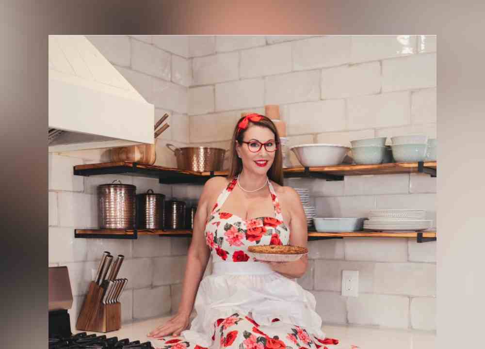 En abril de 2021, con su hijo de 11 años dormido, Elaina lanzó su cuenta en OnlyFans y una "hermana" más suave en Instagram. Cortesía.