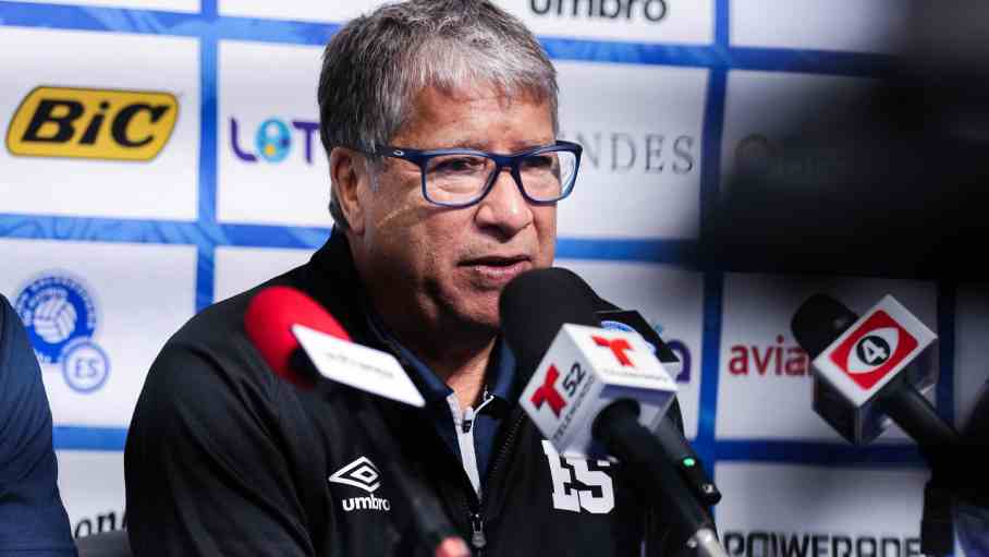 Bolillo Gómez no escatimó en su dura observación al canadiense Drew Fischer: "No entiendo algunas decisiones arbitrales". Foto: La Selecta @LaSelecta_SLV