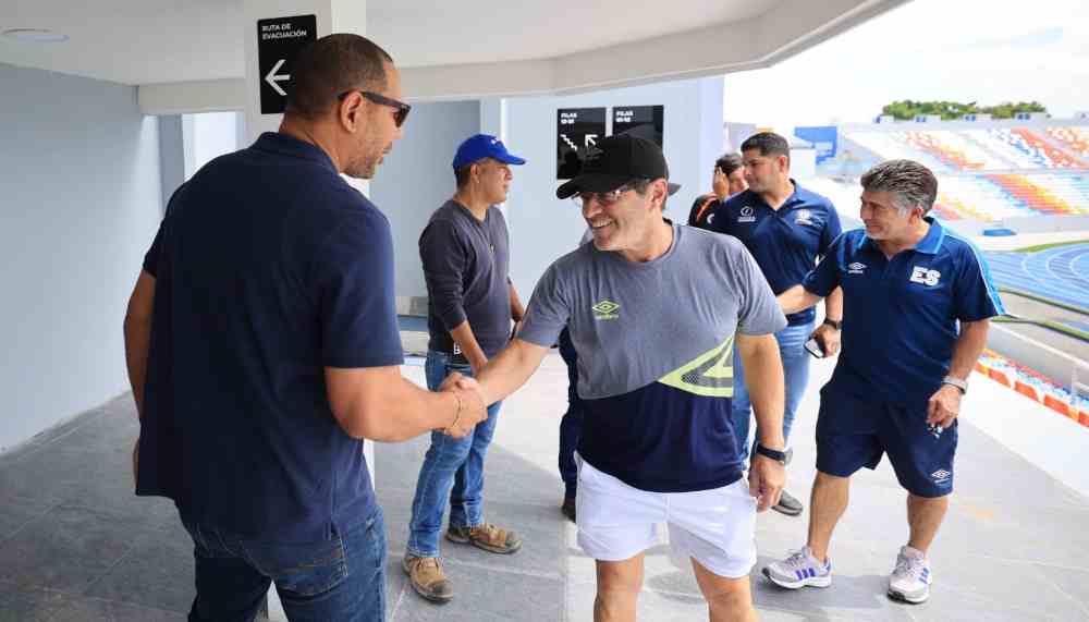 "¡Hugo Pérez y Mauricio Cienfuegos regresan al fútbol nacional!", anunció Yamil Bukele. Foto: X.