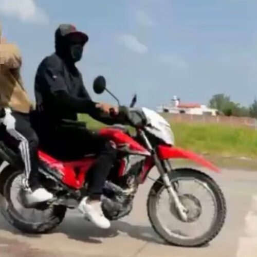 El video completo (disponible en publicaciones de X y YouTube) dura unos 2-3 minutos en su parte clave y muestra la crudeza: el disparo inicial, su caída, más tiros y el llanto colectivo de testigos. Captura de pantalla.