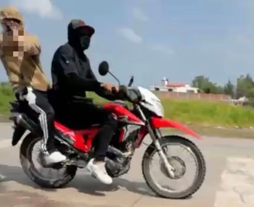 El video completo (disponible en publicaciones de X y YouTube) dura unos 2-3 minutos en su parte clave y muestra la crudeza: el disparo inicial, su caída, más tiros y el llanto colectivo de testigos. Captura de pantalla.