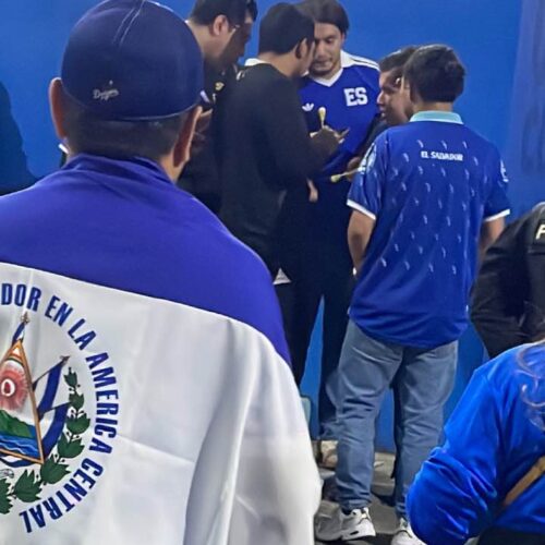 Aficionados se disponen a ingresar al estadio Cuscatlán, donde El Salvador perdio 0-1 ante Panamá.
