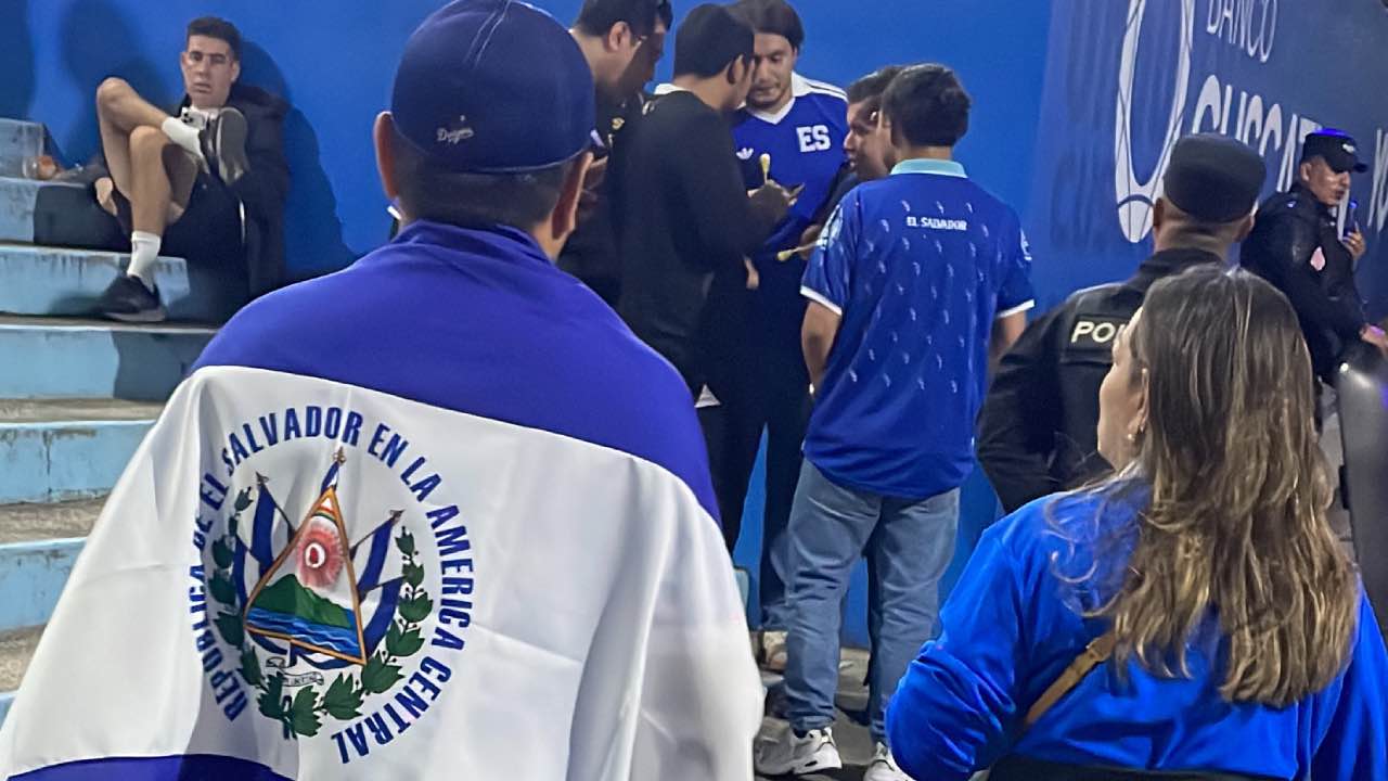 Aficionados se disponen a ingresar al estadio Cuscatlán, donde El Salvador perdio 0-1 ante Panamá.