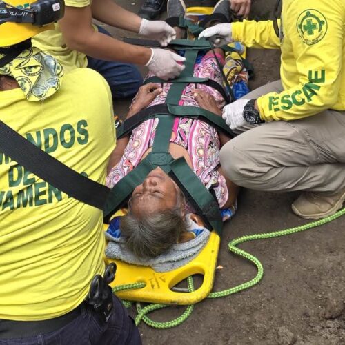 Equipos de rescate logran salvar a Clotilde Pérez Rosales (68), soterrada por 3 días en San Pedro Perulapán. ¡Una carrera contra el tiempo! Cortesía.