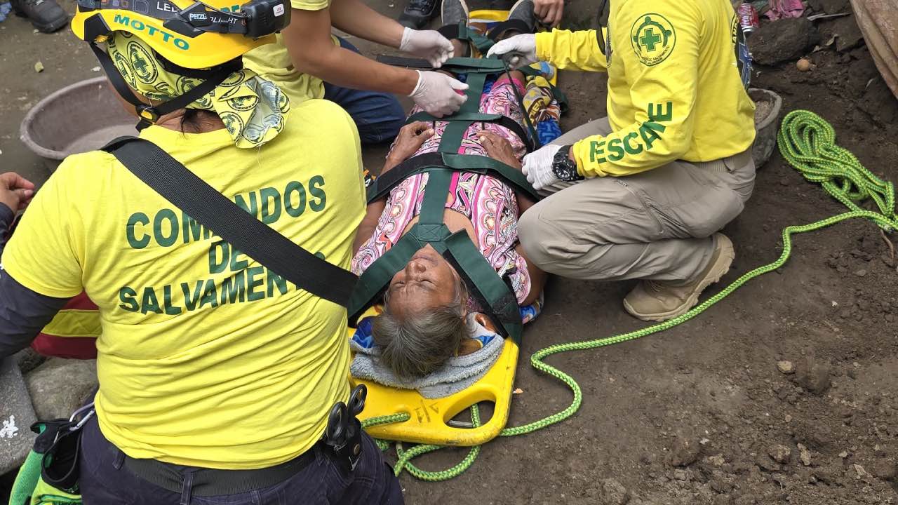 Equipos de rescate logran salvar a Clotilde Pérez Rosales (68), soterrada por 3 días en San Pedro Perulapán. ¡Una carrera contra el tiempo! Cortesía.