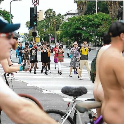 Ciclistas desnudos en Portland desafían la lluvia para protestar contra ICE y la militarización, en un acto simbólico frente al puente Burnside. Foto: WNRB Los Ángeles